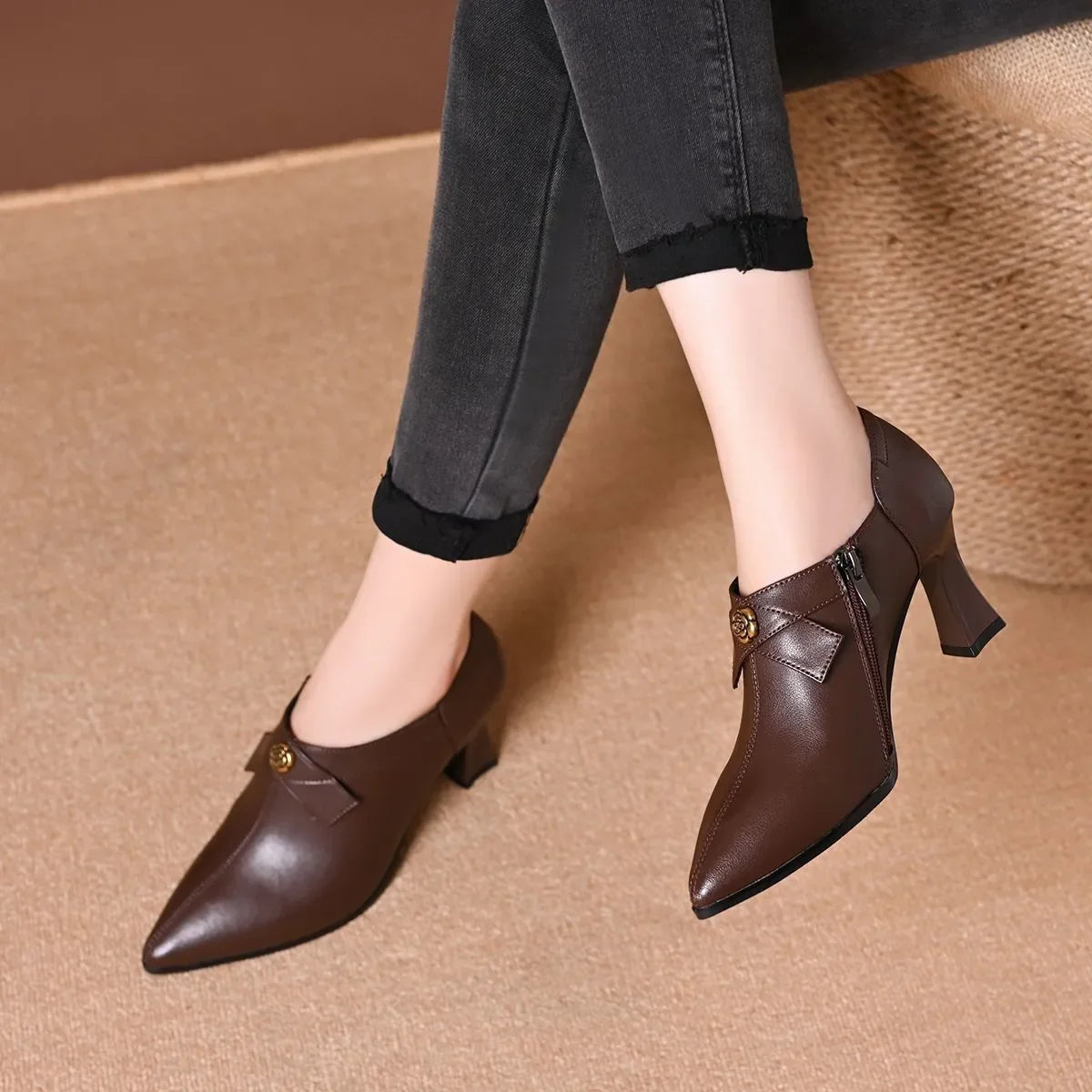 Elegantes zapatos de piel con tacón alto y punta