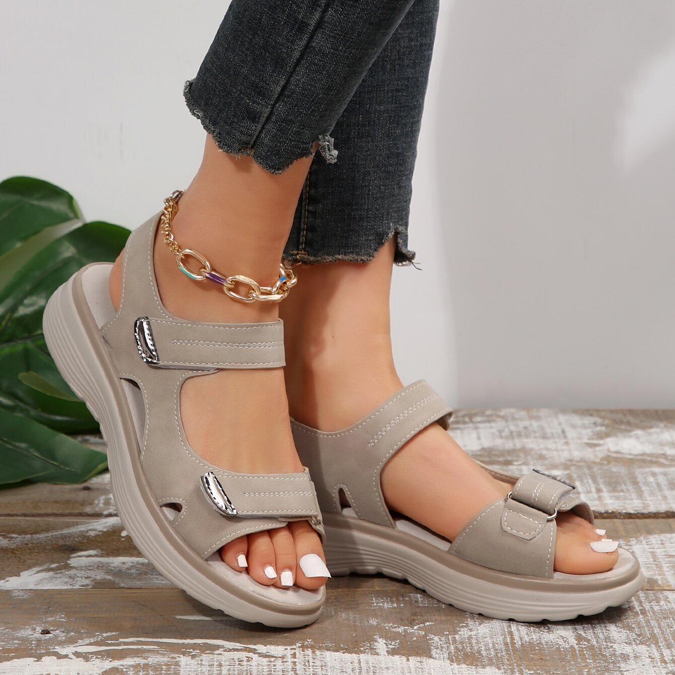 Sandalias planas con velcro