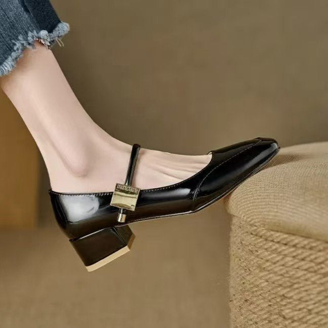 Elegantes zapatos de mujer de charol de boca baja