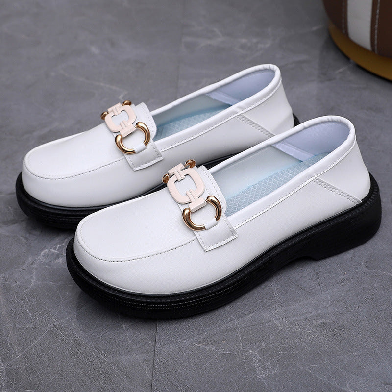 Zapatos de cuero femenino en blanco y negro 2025