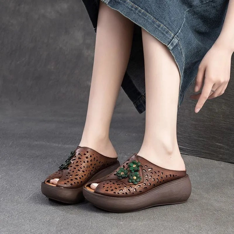 Sandalias con agujeros estampados
