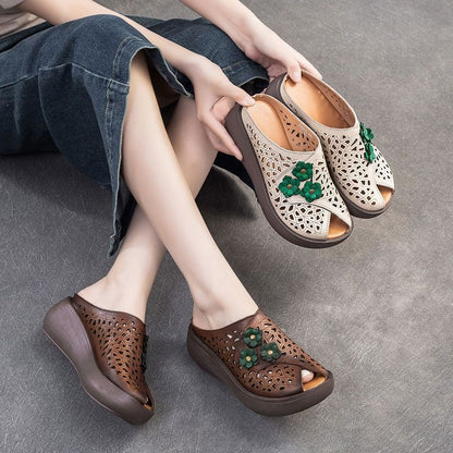 Sandalias con agujeros estampados