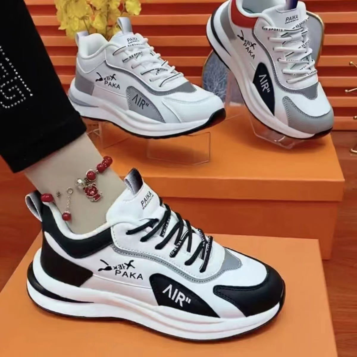 Nuevas zapatillas de piel