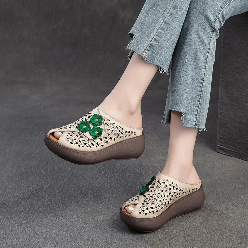 Sandalias con agujeros estampados