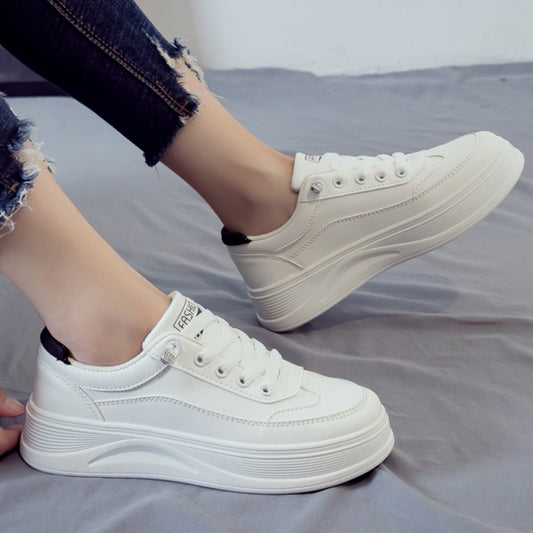 Zapatos de trabajo blancos de suela gruesa y de moda