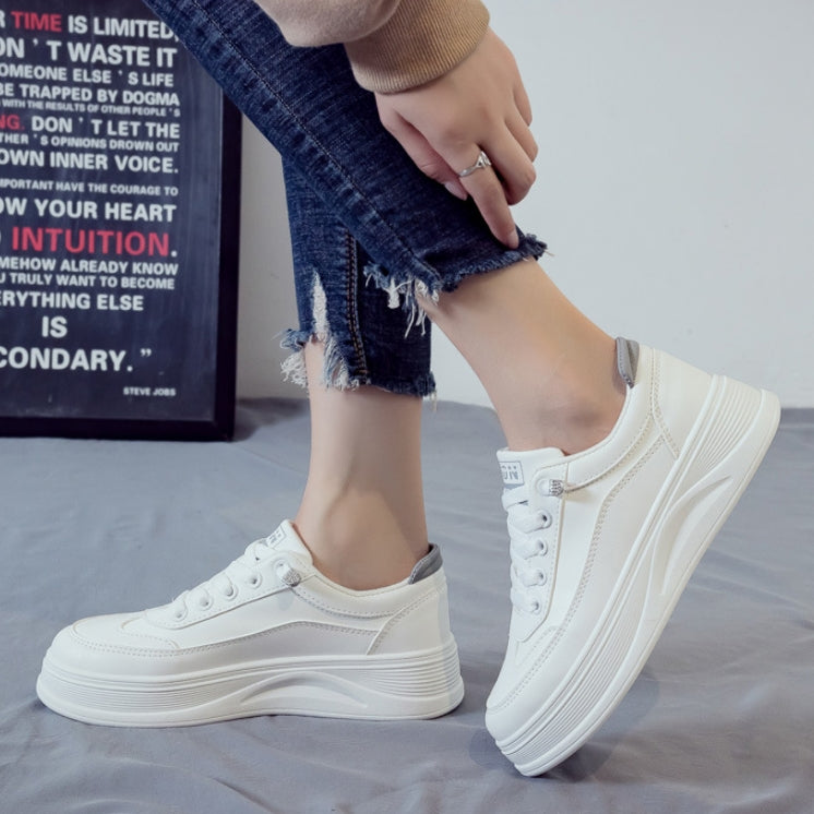 Zapatos de trabajo blancos de suela gruesa y de moda