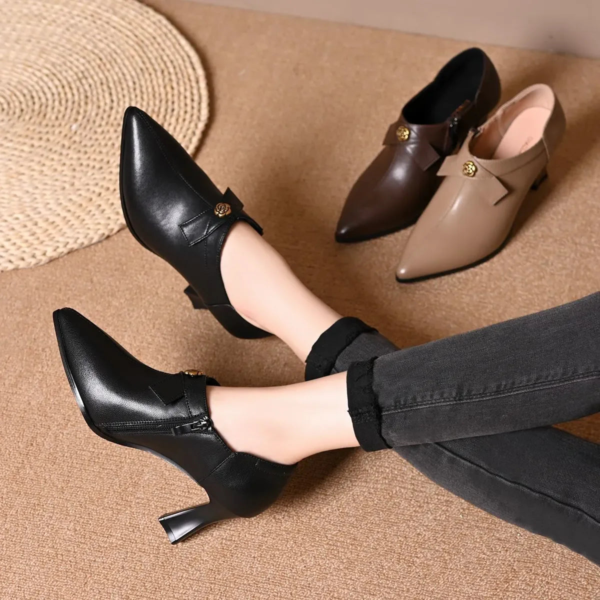 Elegantes zapatos de piel con tacón alto y punta
