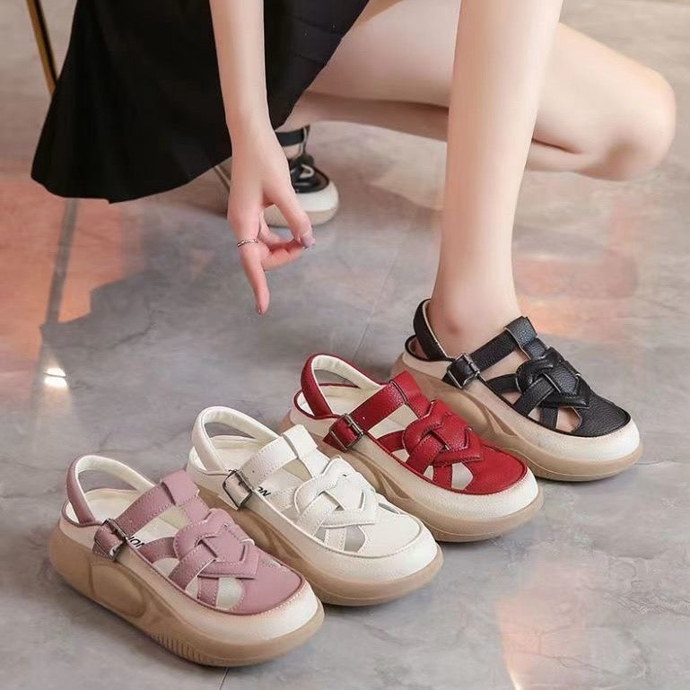 Sandalias con forma de corazón hueco