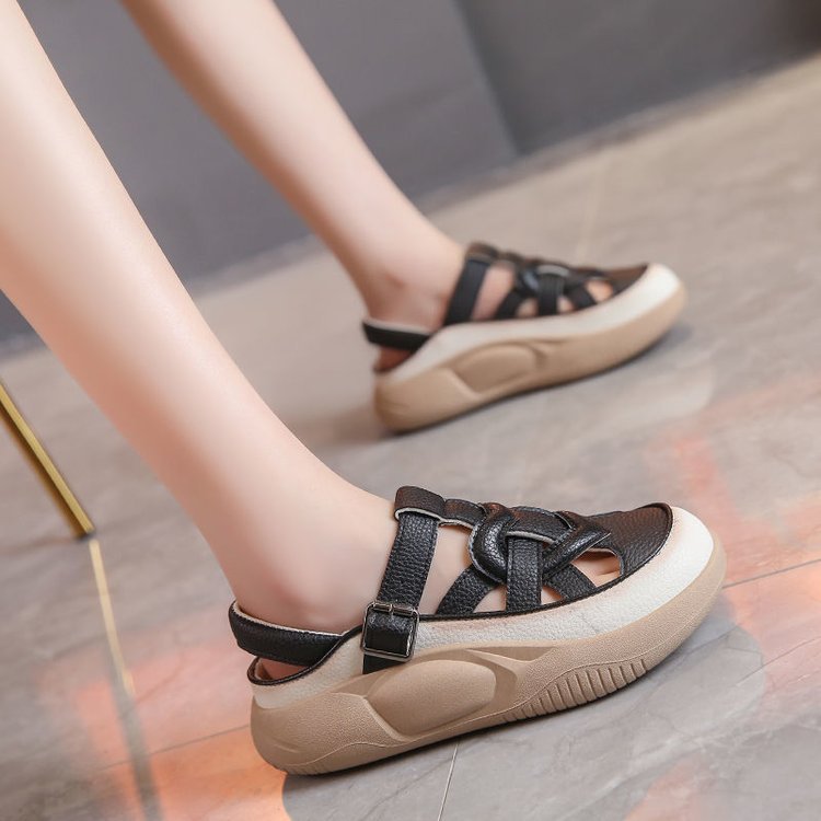 Sandalias con forma de corazón hueco