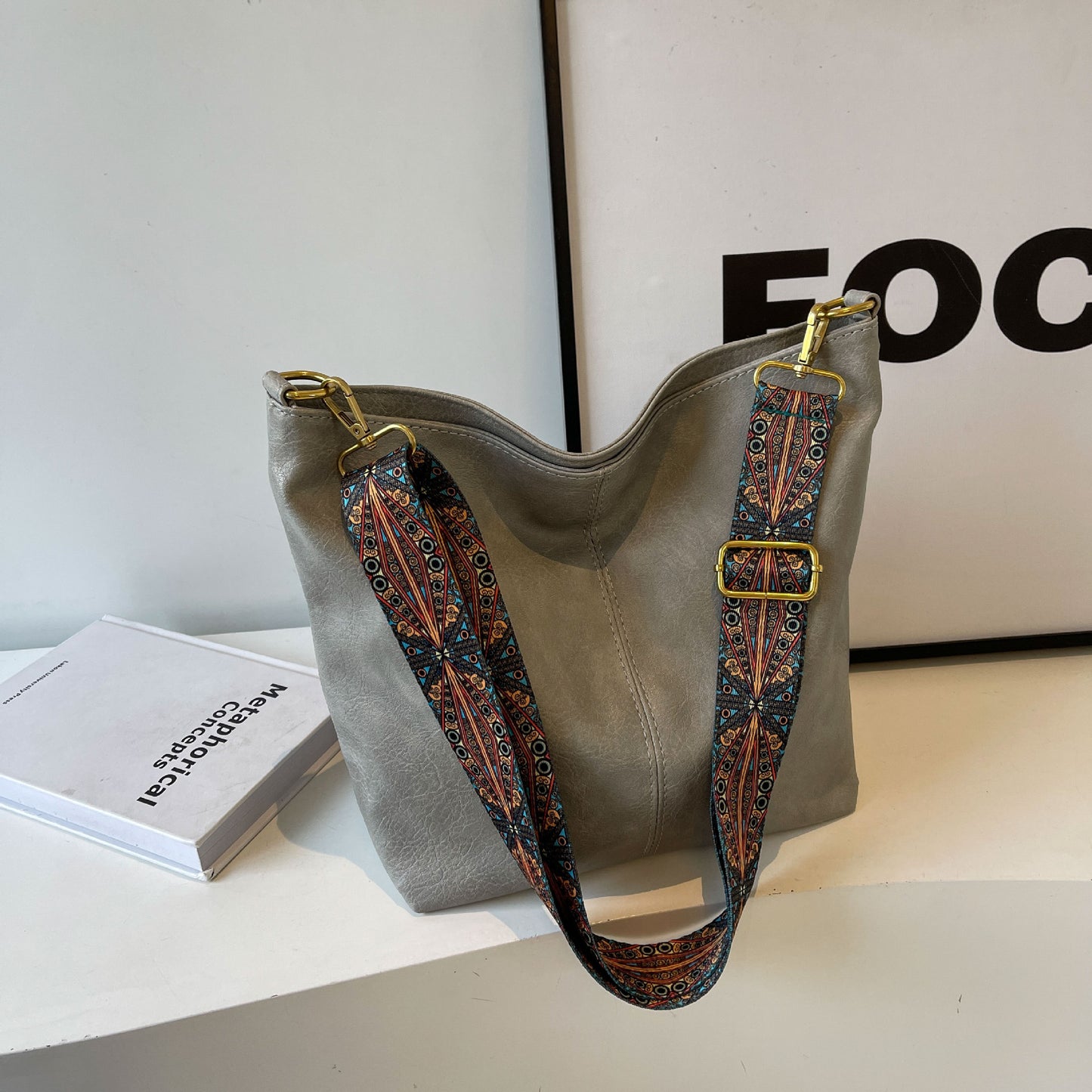 Bolso de correa geométrica ancha