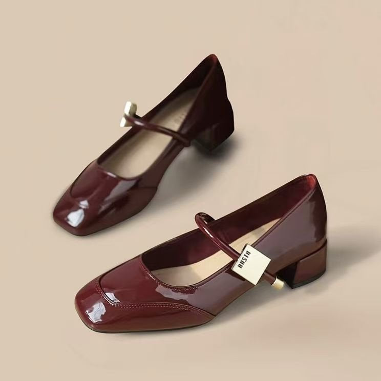 Elegantes zapatos de mujer de charol de boca baja