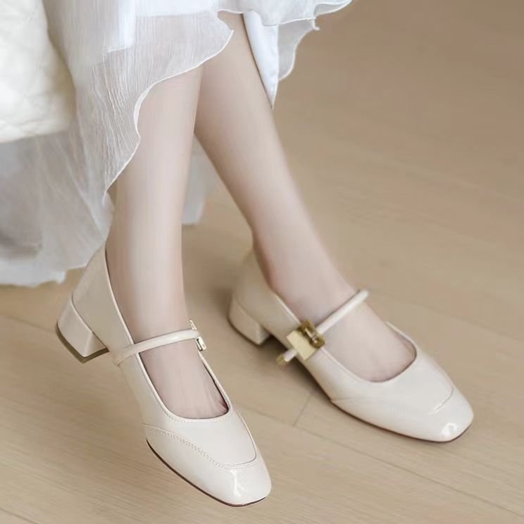 Elegantes zapatos de mujer de charol de boca baja