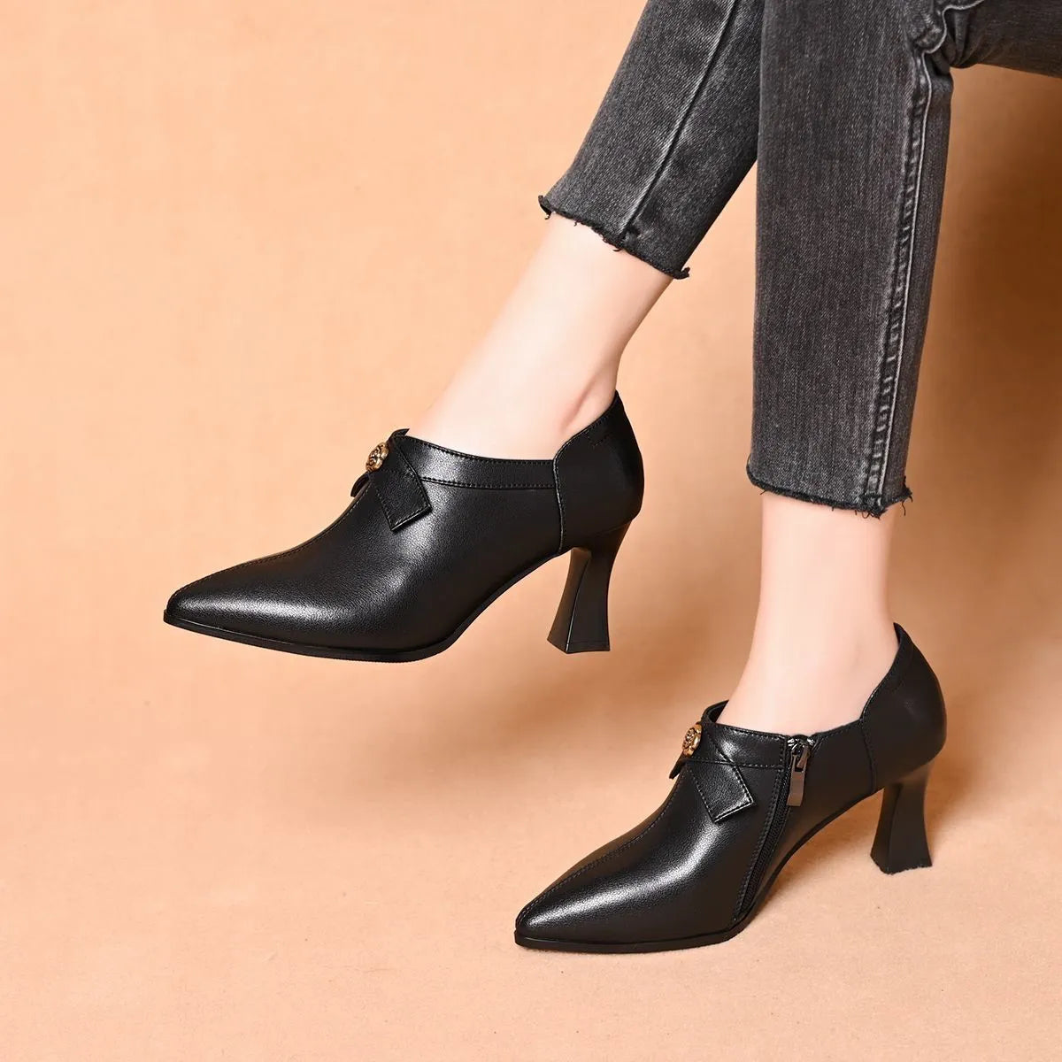 Elegantes zapatos de piel con tacón alto y punta