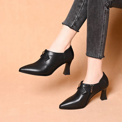 Elegantes zapatos de piel con tacón alto y punta