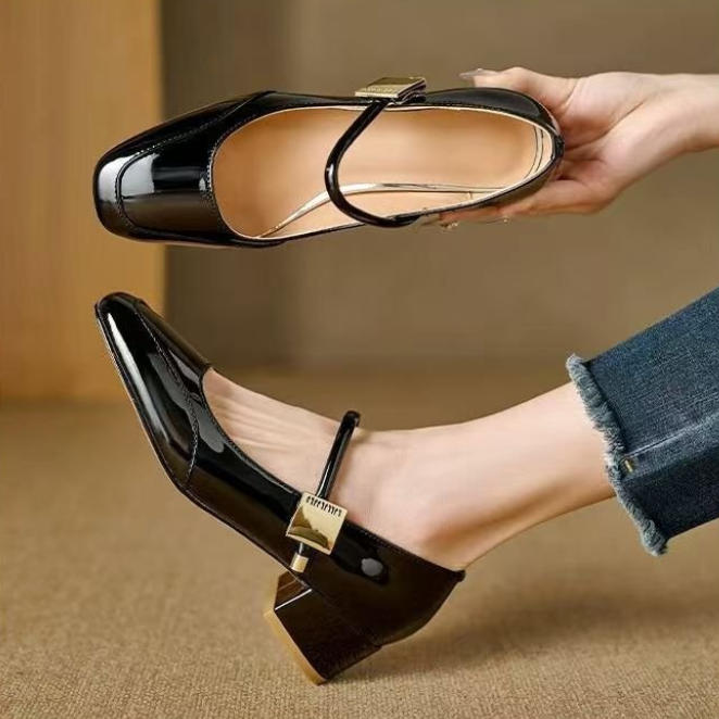 Elegantes zapatos de mujer de charol de boca baja