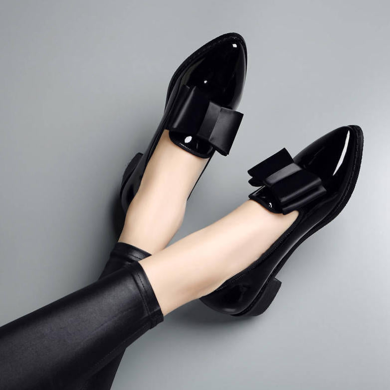 Zapatos planos de cuero británicos con punta puntiaguda