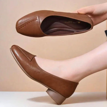 Zapatos de cuero con suela blanda y punta cuadrada